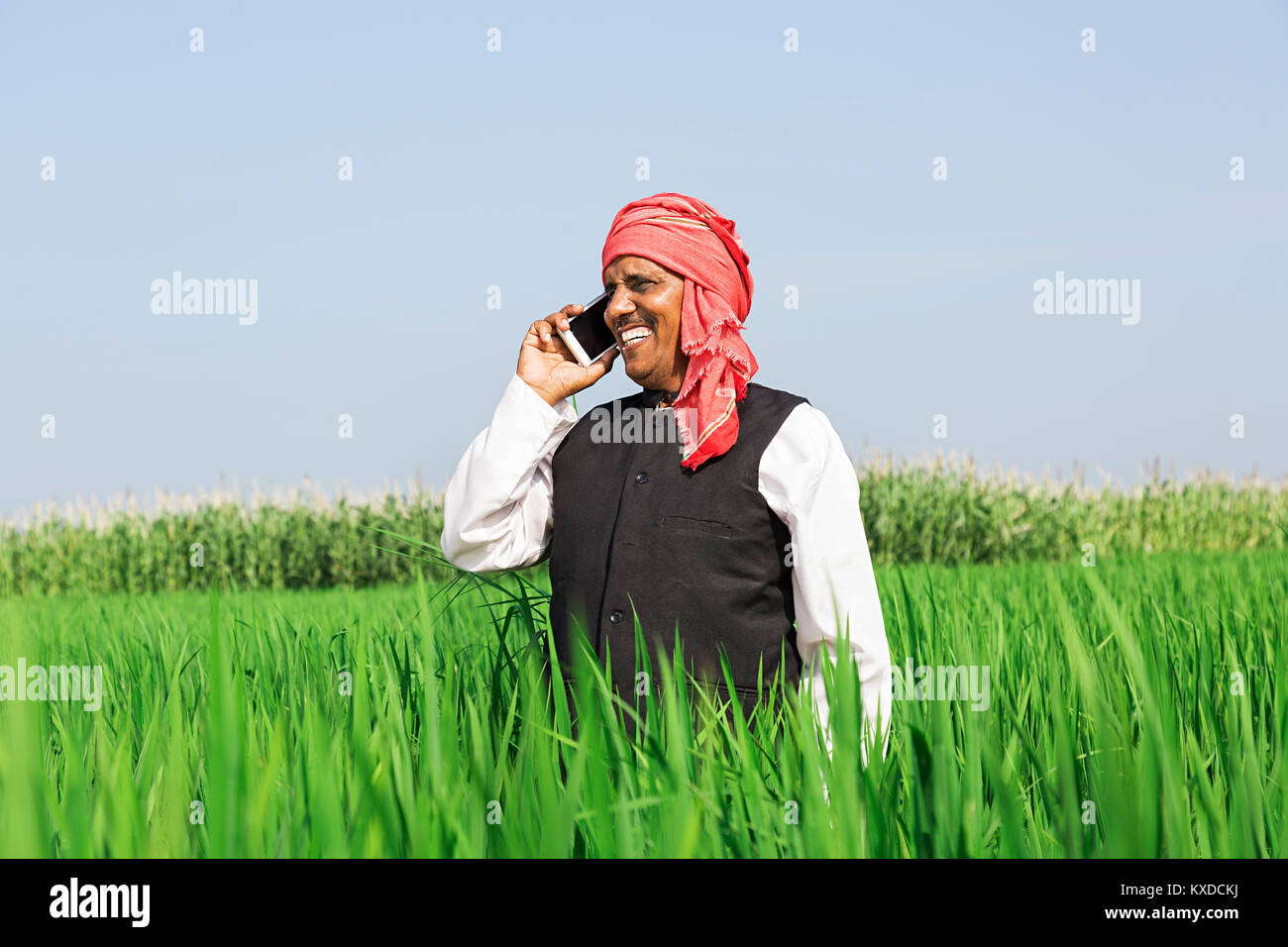 1 Indischen ländlichen Bauern Mann Telefon lächeln Feld Dorf Stockfoto