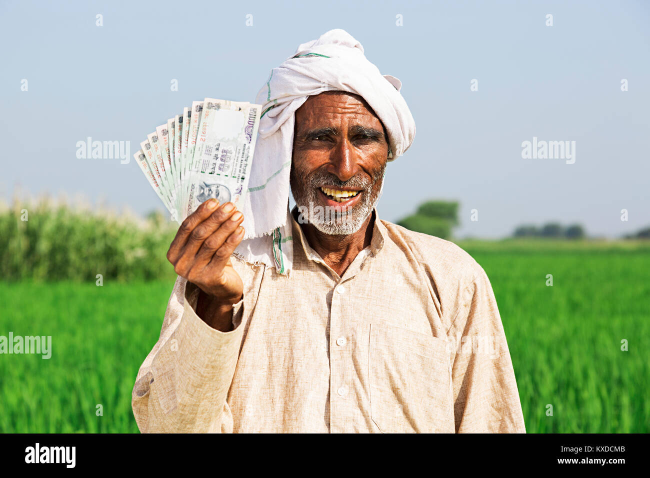1 Indischen ländlichen Bauern älterer Mann mit Geld im Feld Notizen Stockfoto