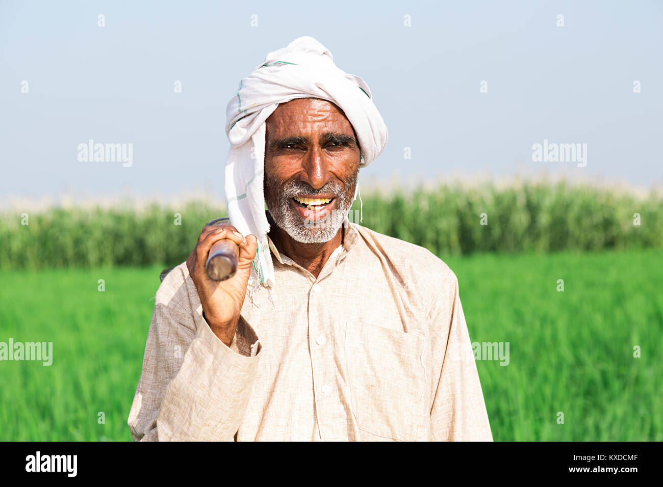 1 Indischen ländlichen Bauern alten Mann, der landwirtschaftlichen Betrieb Schaufel Stockfoto