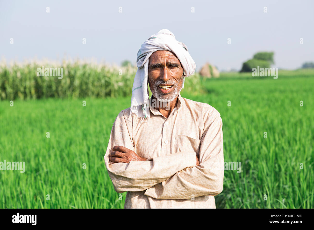 1 Indischen ländlichen Bauern alter Mann mit verschränkten Armen stehende Feld Stockfoto