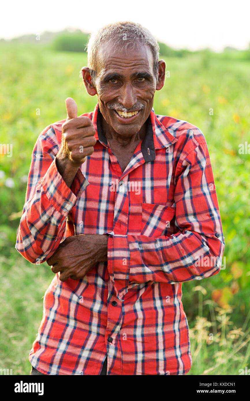 1 Indischen ländlichen Bauern alter Mann zeigt Thumbsup stehende Farm Stockfoto