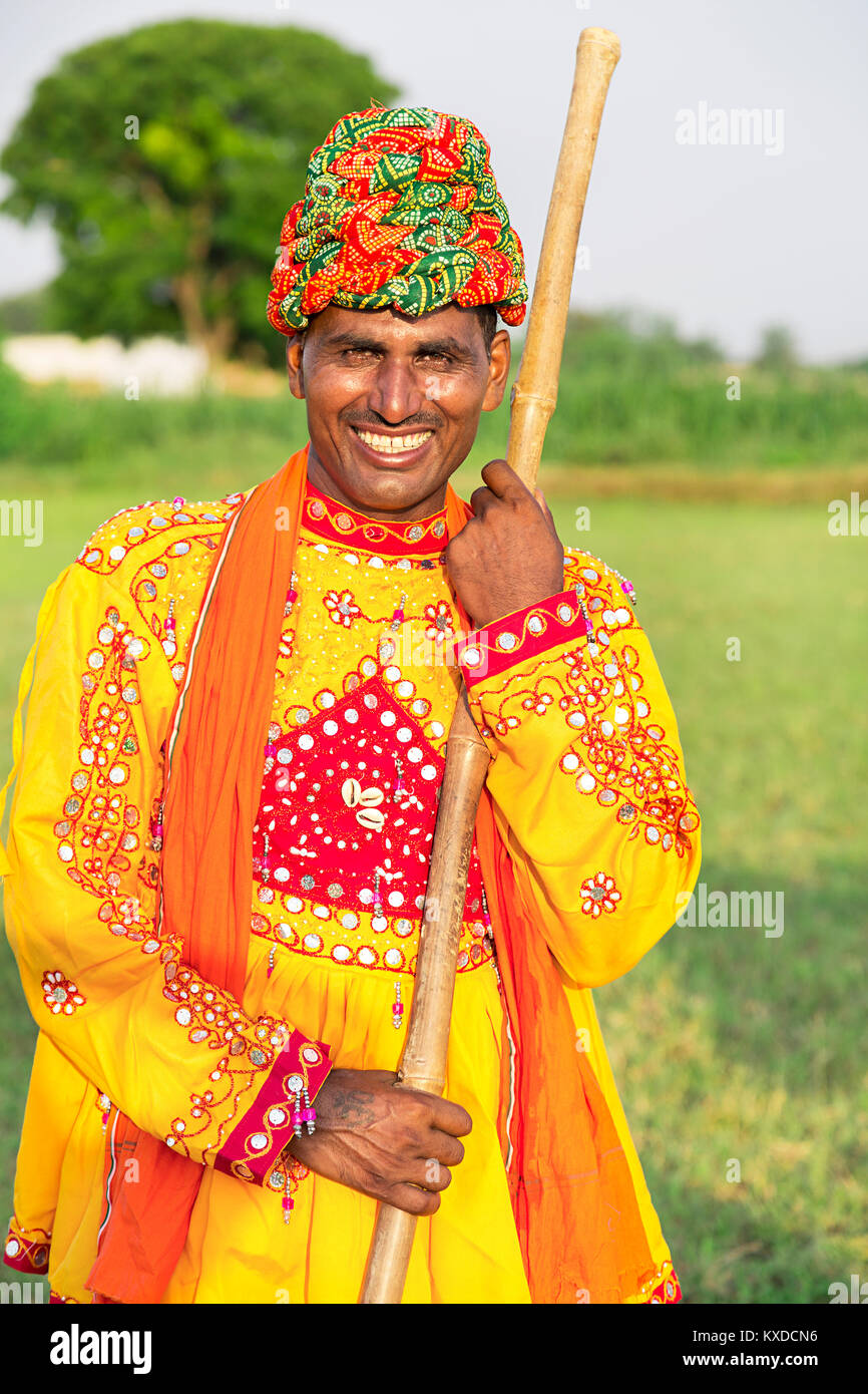 1 Indischen ländlichen Gujrati Landwirt Mann Holding Stick Farm Stockfoto