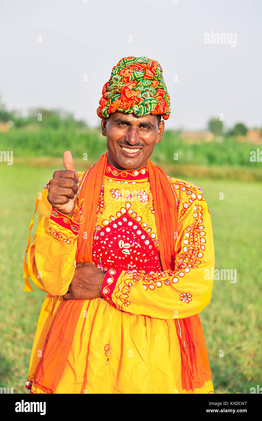 1 Indischen ländlichen Gujrati Dorfbewohner Mann Farm Thumbsup Erfolg Stockfoto