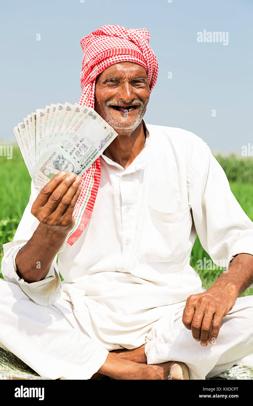 1 Indischen ländlichen Dorfbewohner alter Mann mit Geld Rupien Farm Stockfoto