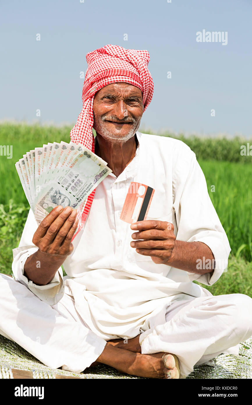 1 indischen Bauern Mann mit Geld mit EC-Karte Bauernhof Stockfoto