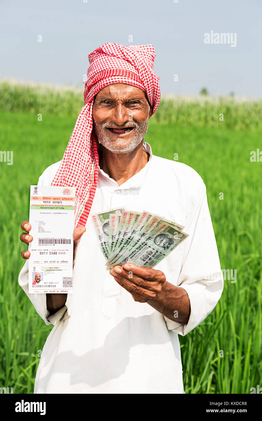 1 indischen Bauern Mann anzeigen Aadhaar Karte und Geld Farm Stockfoto