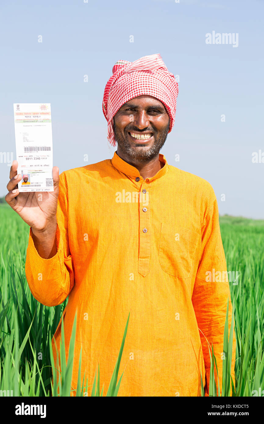 1 indischen Bauern Mann anzeigen Aadhaar Karte Regierung Feld "Identität" bezeichnet ist. Stockfoto
