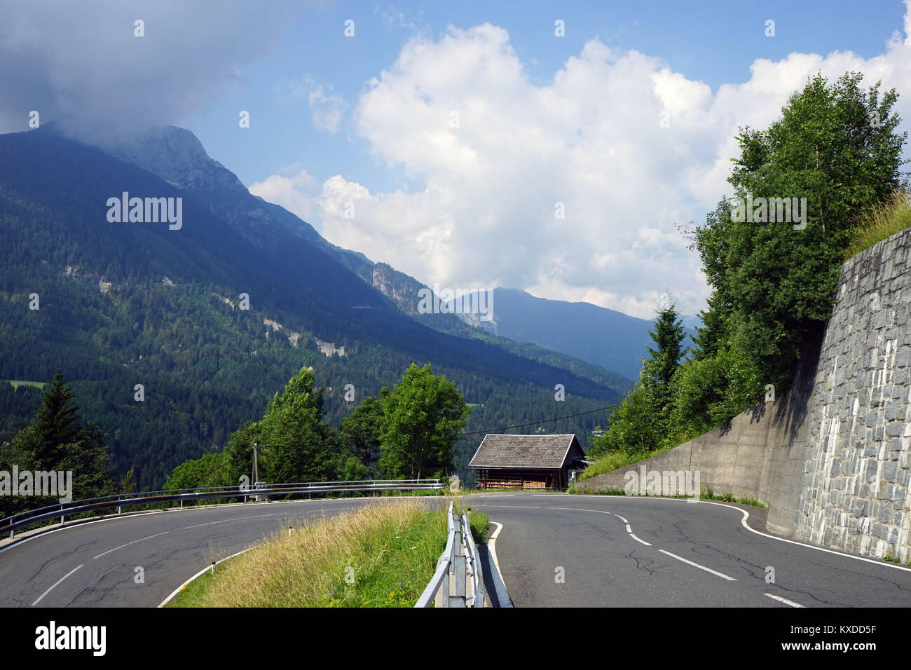 Eine scharfe Kurve der Straße in den Alpen in Österreich Stockfoto