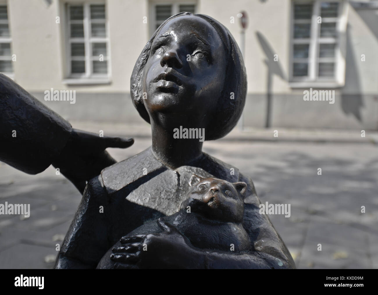 Statue von einem kleinen Mädchen mit Katze, Teil Denkmal für Zemach Shabad (durch Romualdas Kvintas) - jüdischen Arzt - Vilnius, Litauen Stockfoto