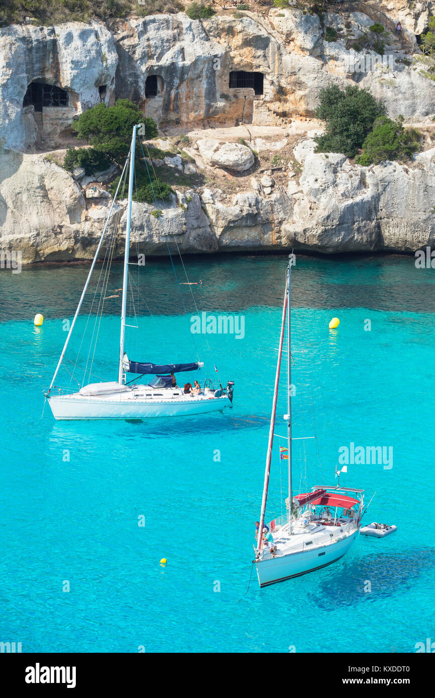Blick auf Cala Macarella und Segelboote, Menorca, Balearen, Spanien Stockfoto