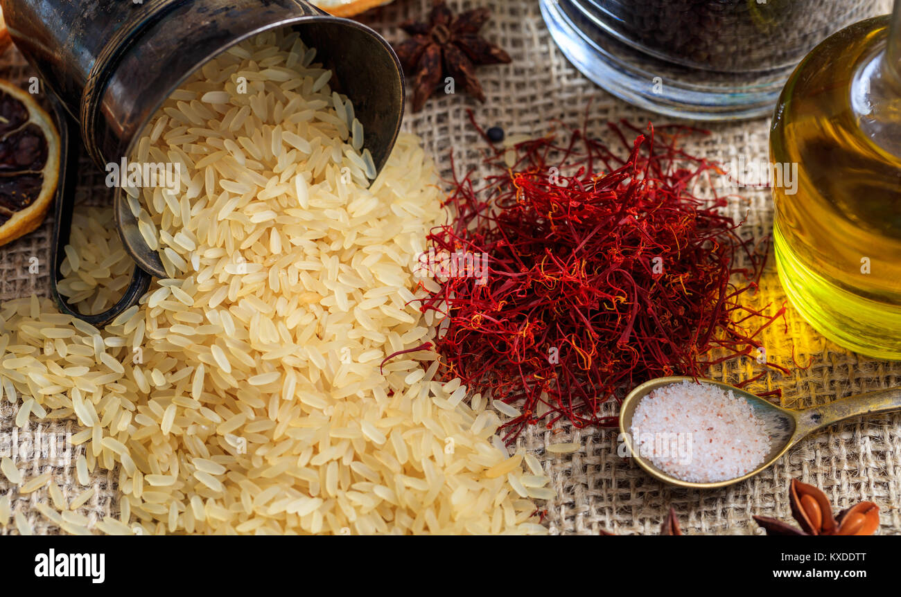 Parboiled Reis aus einer Schale auf einem Sack Stockfoto