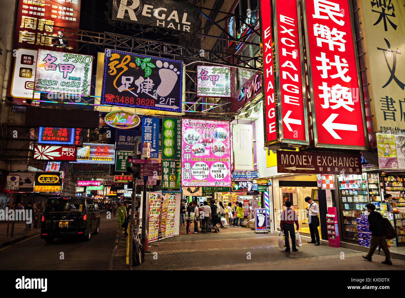 Hongkong - MÄRZ 19: Neon Lichter auf Mongkok Straße auf März, 19, 2013. Mongkok Straße ist eine sehr beliebte Shopping in Hongkong. Stockfoto