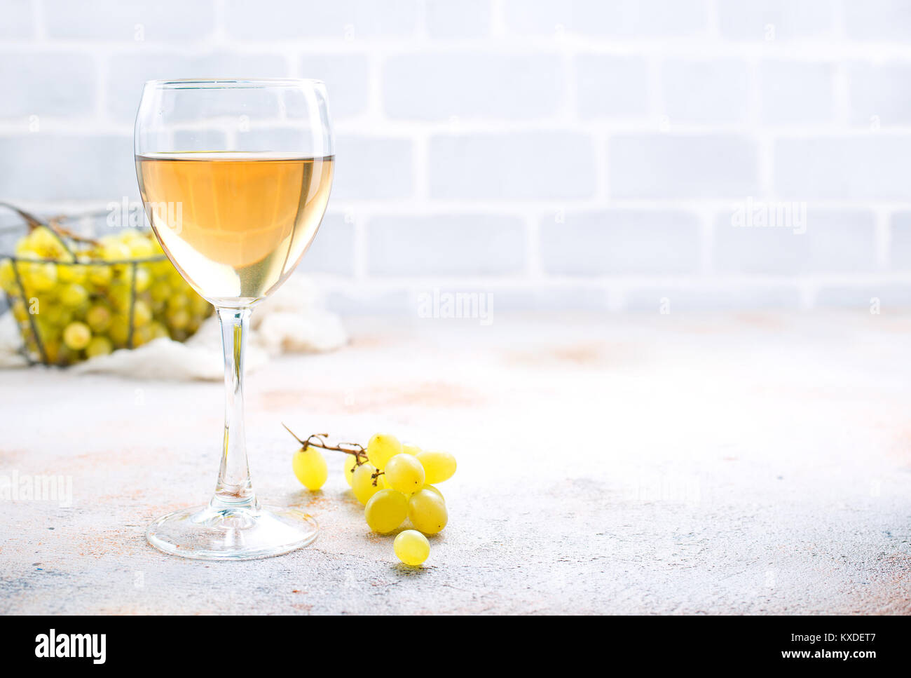 Wein aus frischen Weintrauben und Glas auf einem Tisch Stockfoto