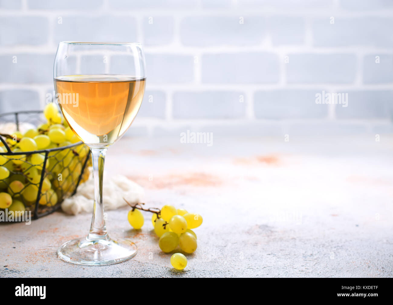 Wein aus frischen Weintrauben und Glas auf einem Tisch Stockfoto