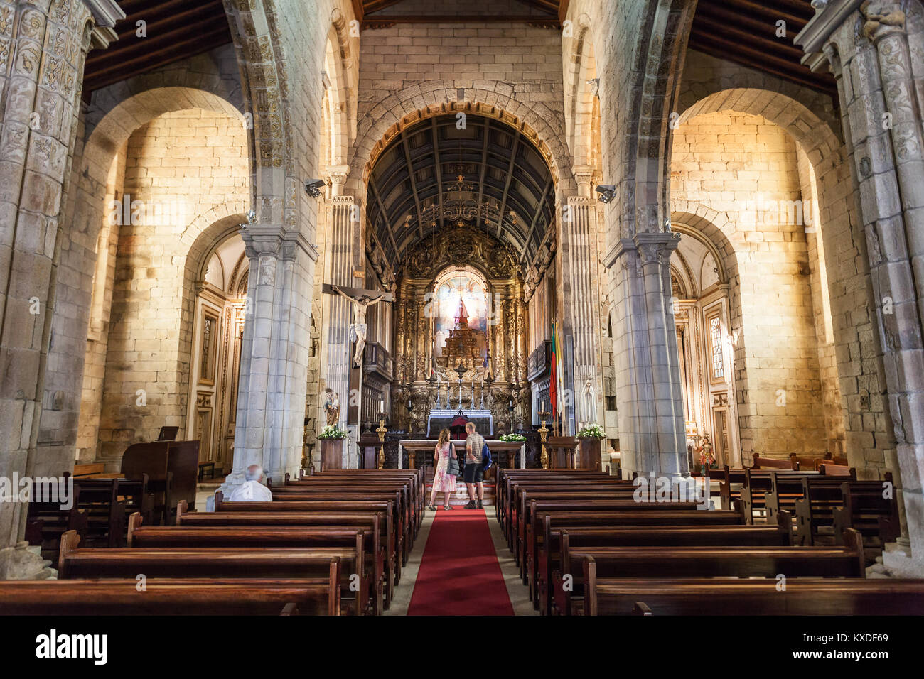GUIMARAES, PORTUGAL - 11. Juli: Igreja de Nossa Senhora da Oliveira Kirche am 11. Juli 2014 in Guimaraes, Portugal Stockfoto