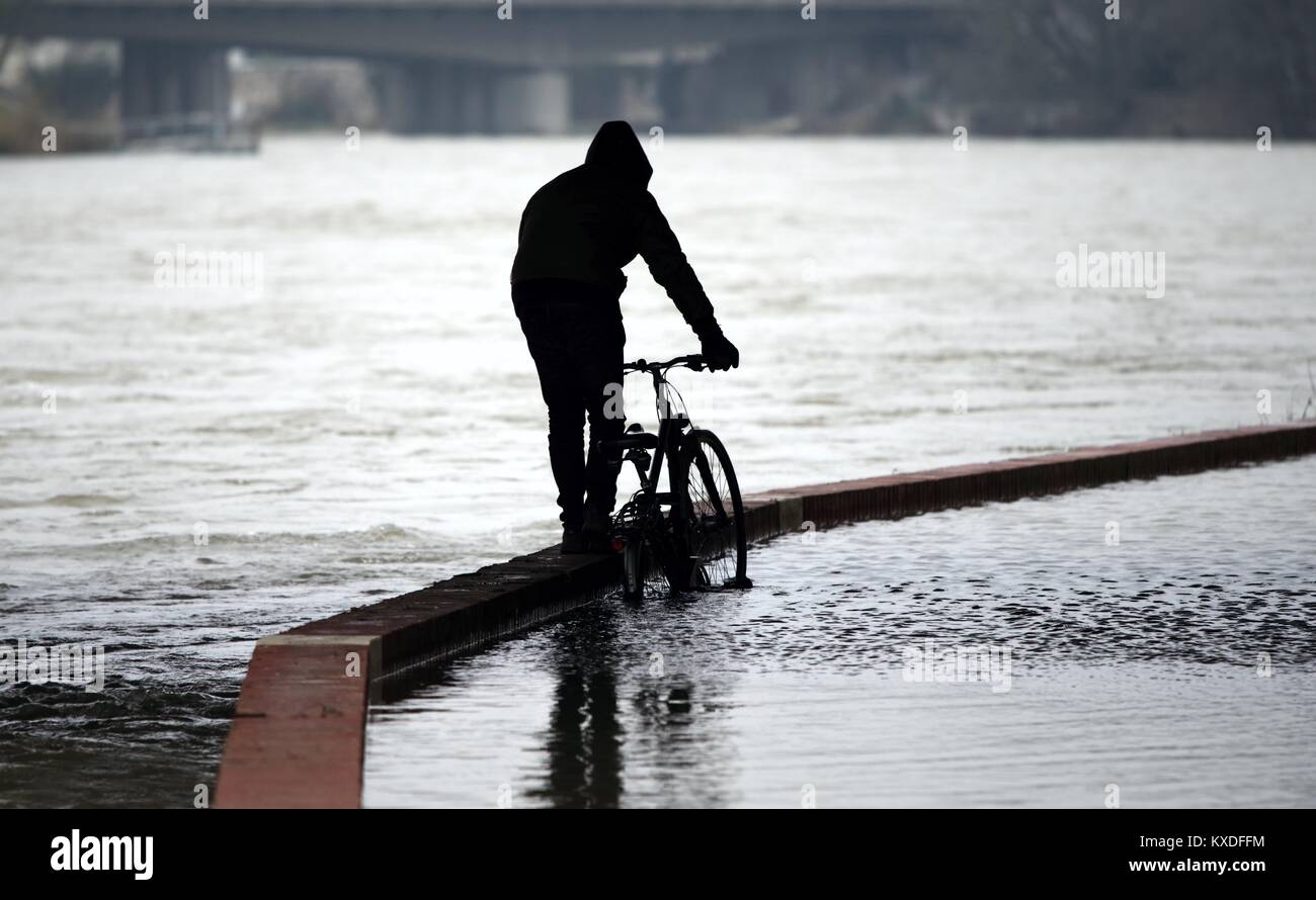 Überflutet Radweg nach hohen Wasser auf einem Fluss in Deutschland Stockfoto