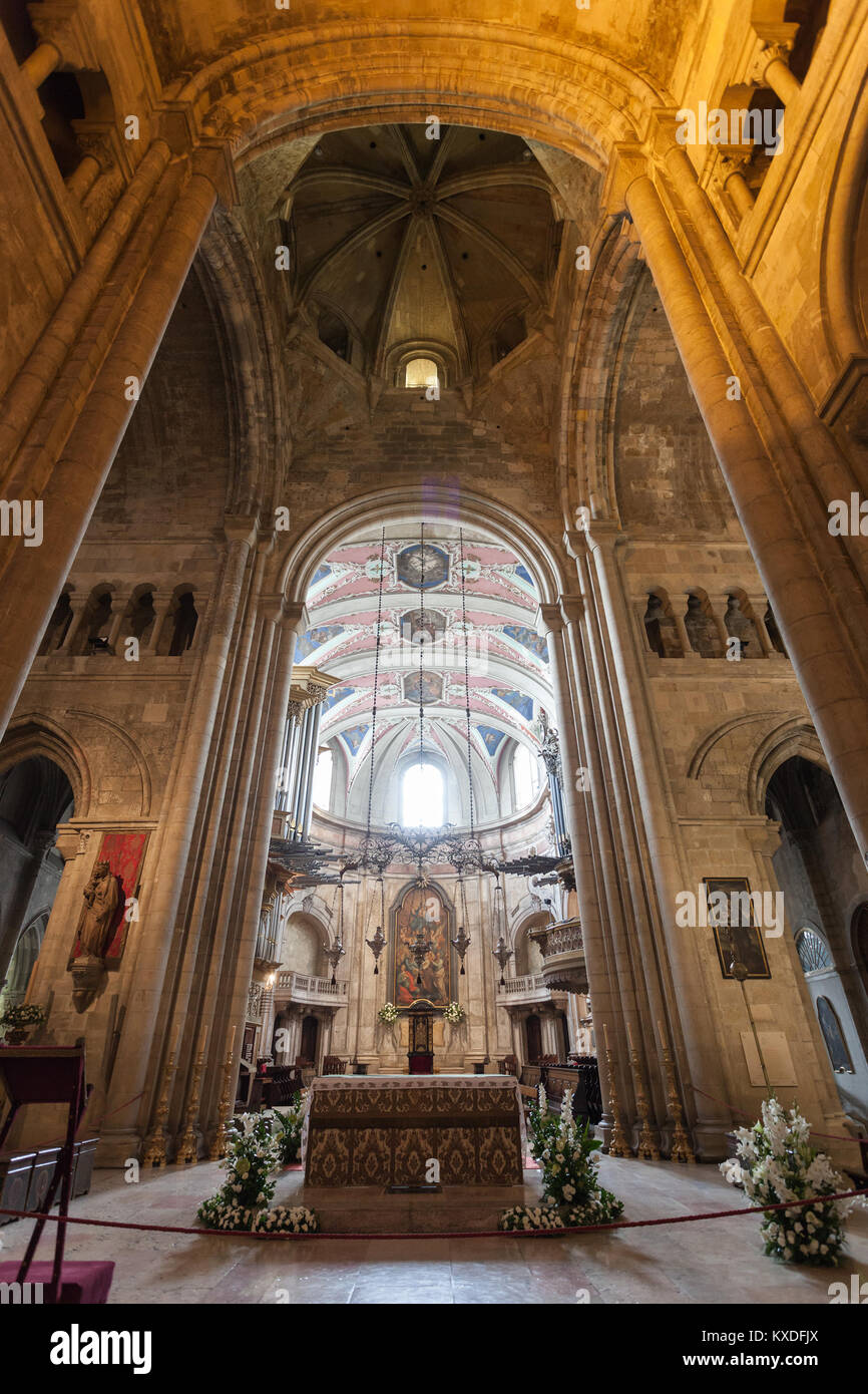 Lissabon - 24. Juni: Se Kathedrale (die Patriarchale Kathedrale von St. Maria Maggiore) am Juni 24, 2014 in Lissabon, Portugal Stockfoto