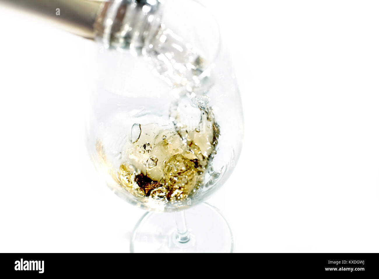 Gießen weiss Wein in ein Glas Wein auf weißem Hintergrund Stockfoto