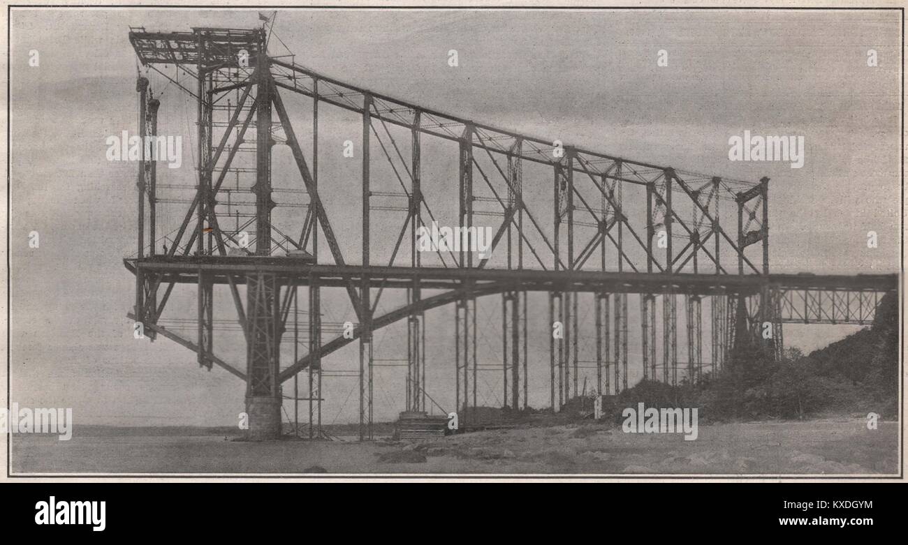 Seitenansicht der abgeschlossen Süden Anker arm und zwei Panels der Ausleger. Beachten Sie die Errichtung von Reisenden aus dem projecti… Stockfoto