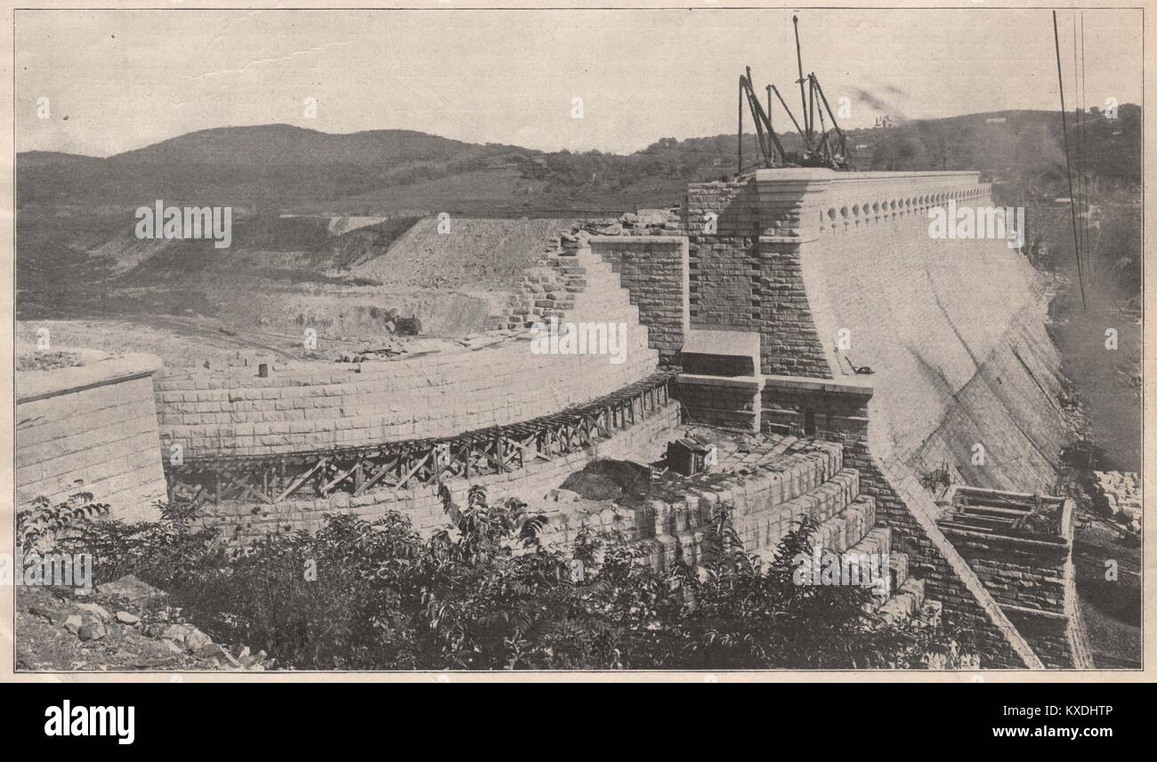 Abschluss der große gemauerte Damm der neuen Croton Reservoir; Blick entlang dem Kamm des Croton Mauerwerk Dam, zeigt die Spill… Stockfoto