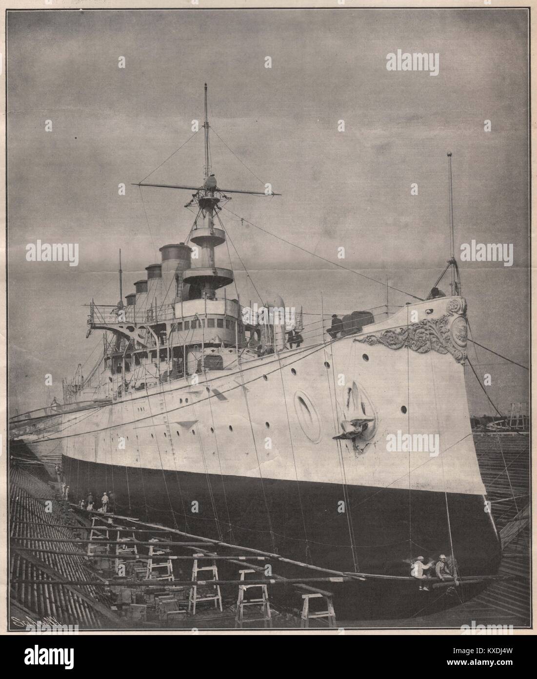 Neue gepanzerte Kreuzer "Colorado" in Drydock im Brooklyn Navy Yard. Das schwesterschiff "West Virginia", auf Ihre offizielle Testversion, keine ... Stockfoto