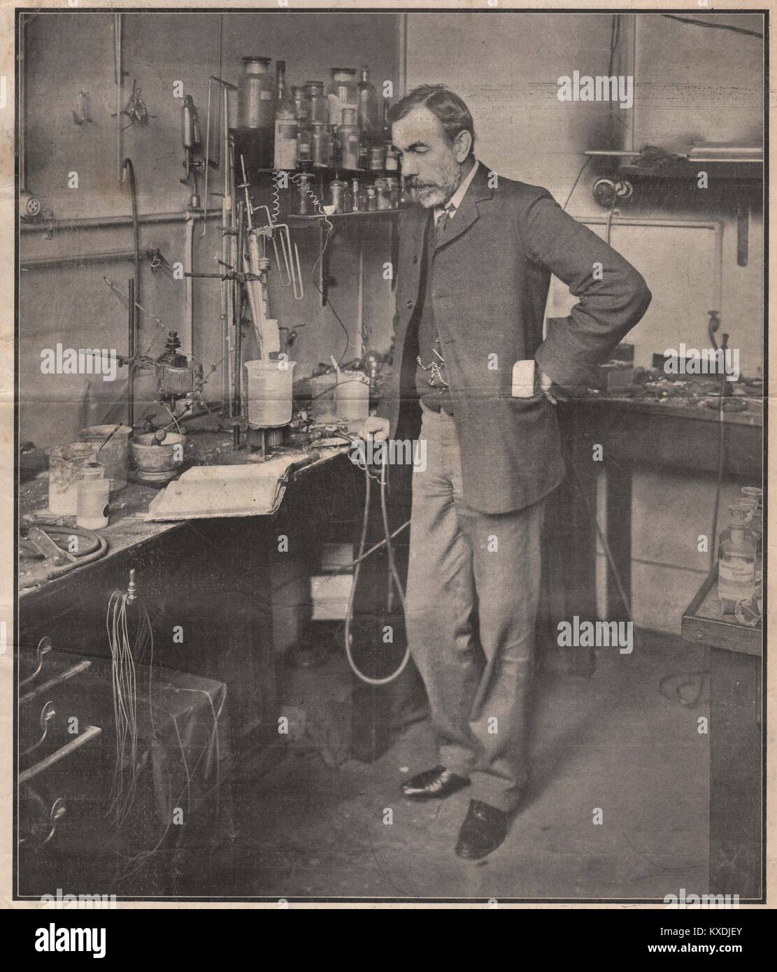 "William Ramsay" - Dieses Foto von Sir William Ramsay in seinem Labor speziell für den Scientific American übernommen wurde Stockfoto