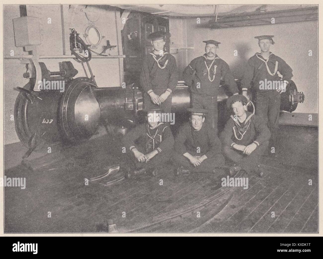 Torpedo Gewehr und Gunners auf der Maine - das Instrument der Zerstörung haben mit unablässige Wachsamkeit beobachtet werden Stockfoto