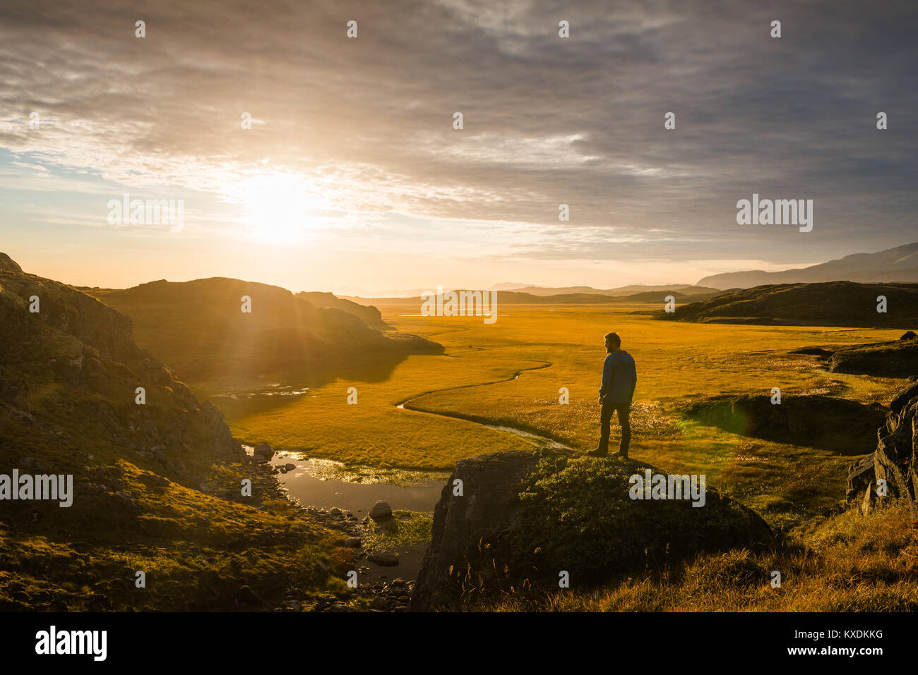 Der Mensch sieht in Wide river valley, Abendstimmung, Westgrönland, Grönland Stockfoto