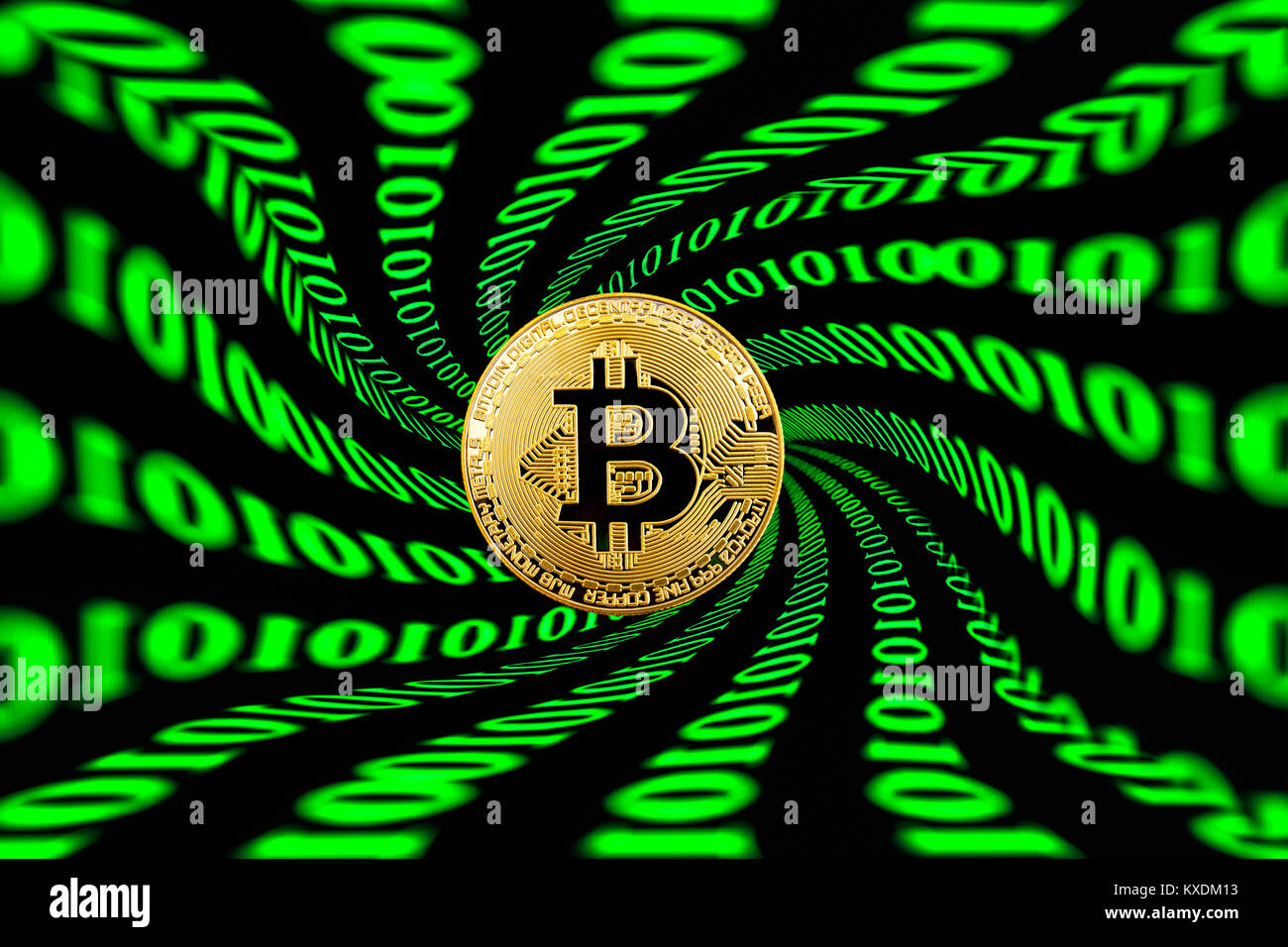 Symbol Bild digitale Währung, Gold physischen Münze bitcoin mit binären Code Stockfoto