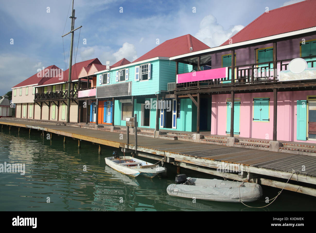 Der Hafen mit bunten Häusern entlang des Wassers, des Hl. Johannes, Antigua, Karibik. Stockfoto