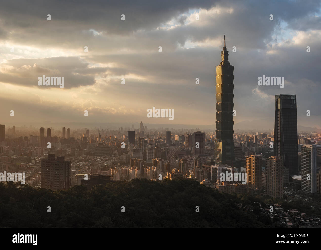 Skyline mit Taipei 101 Tower, Abendstimmung, Xinyi District, Taipei, Taiwan, China Stockfoto