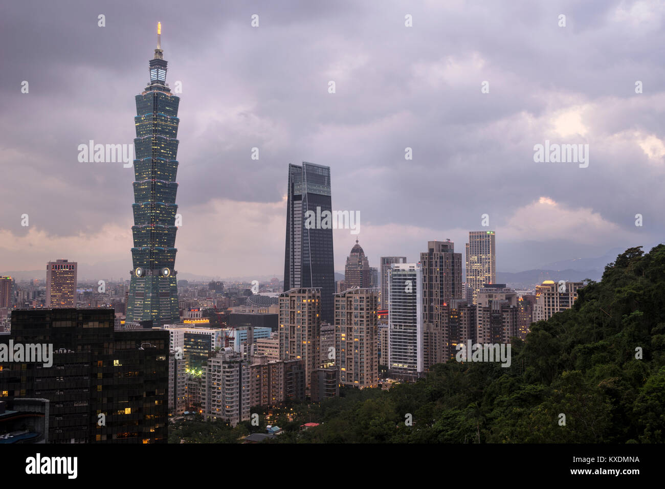 Skyline mit Taipei 101 Tower, Dämmerung, Xinyi District, Taipei, Taiwan, China Stockfoto
