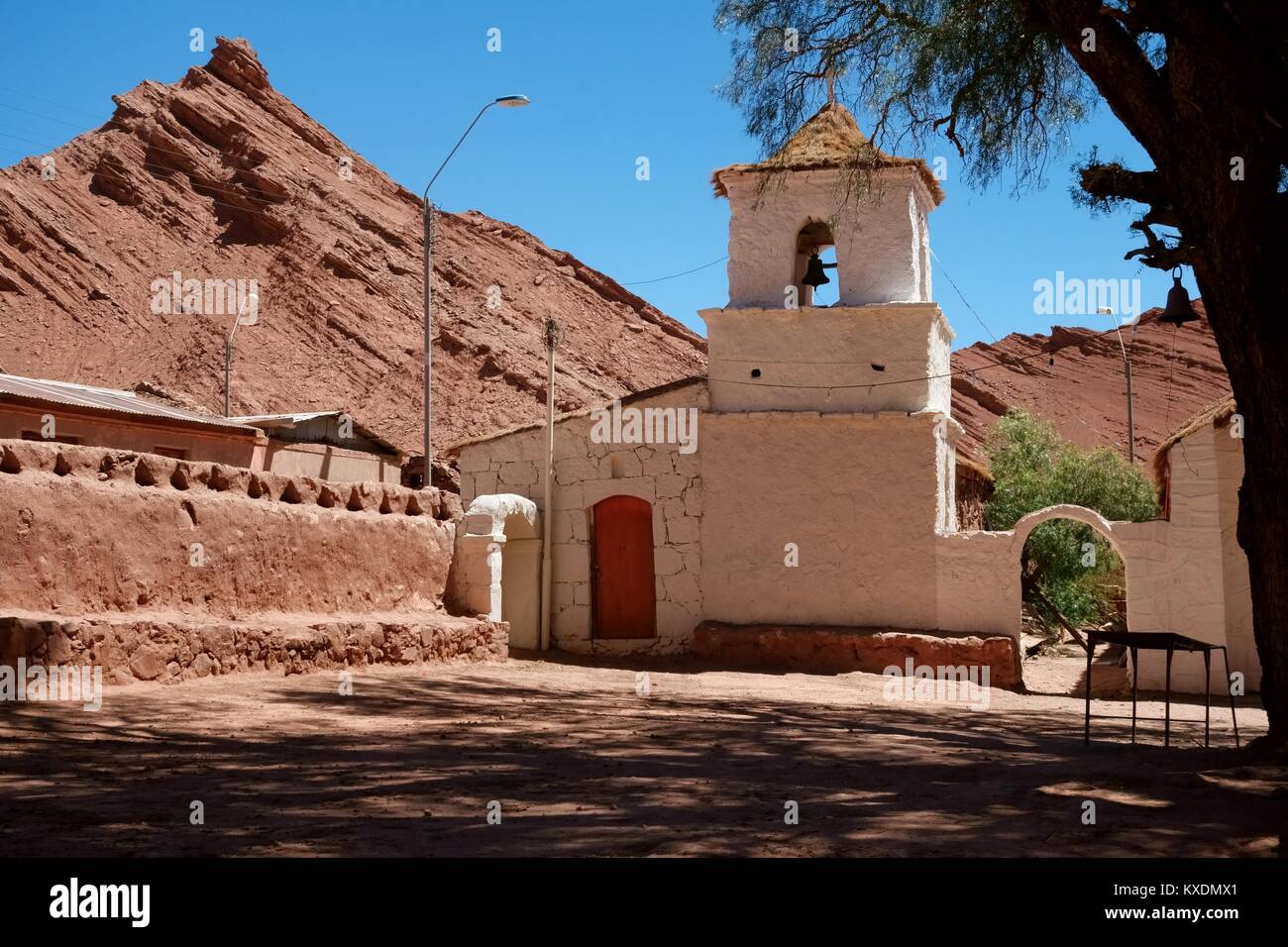 Kirche in der Adobese Stil mit Strohdach, Santiago de Rio Grande, El Loa, Antofagasta, Chile Stockfoto