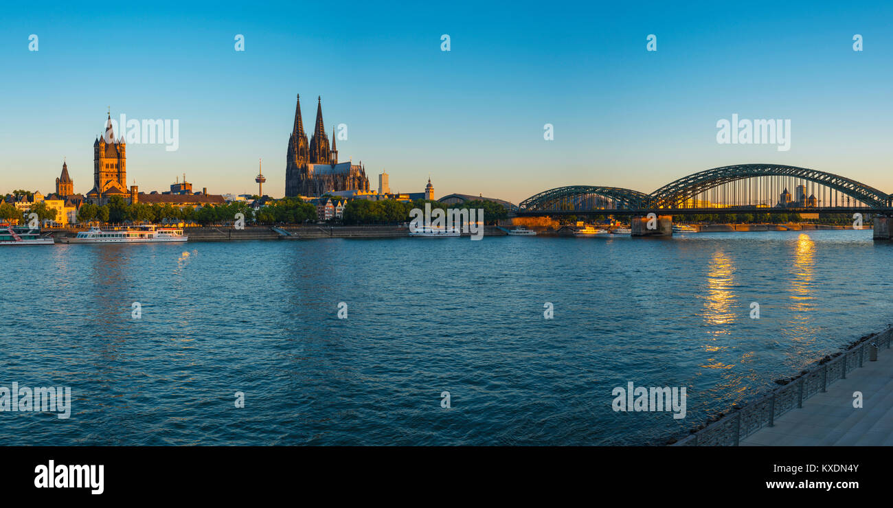 Stadt Panorama von Köln, Rhein, Altstadt mit Kirche Groß St. Martin, Köln Dom und Hohenzollernbrücke, Köln Stockfoto