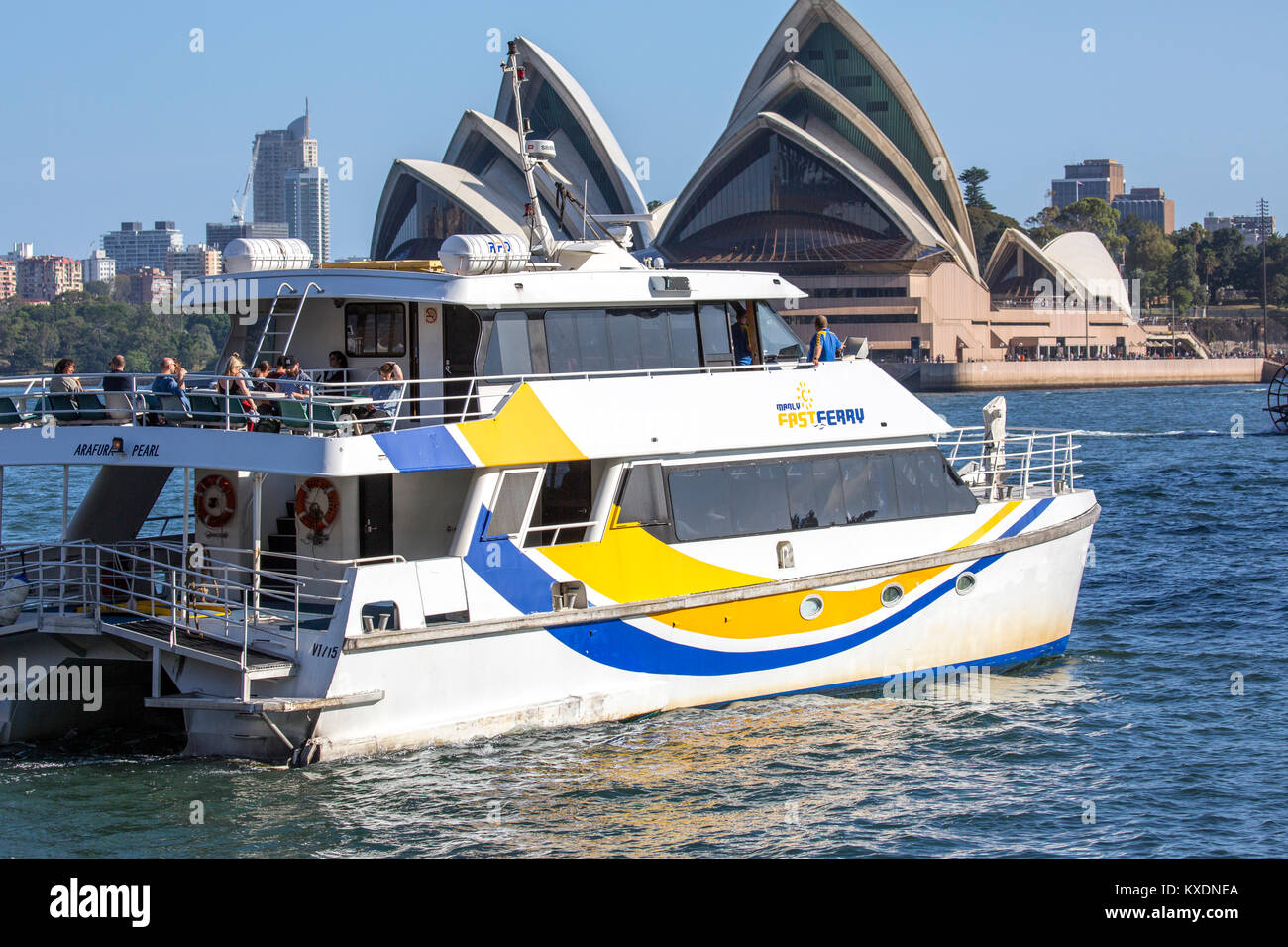 Sydney Fähre an der Vorderseite des Sydney Opera House, Sydney, Australien Stockfoto