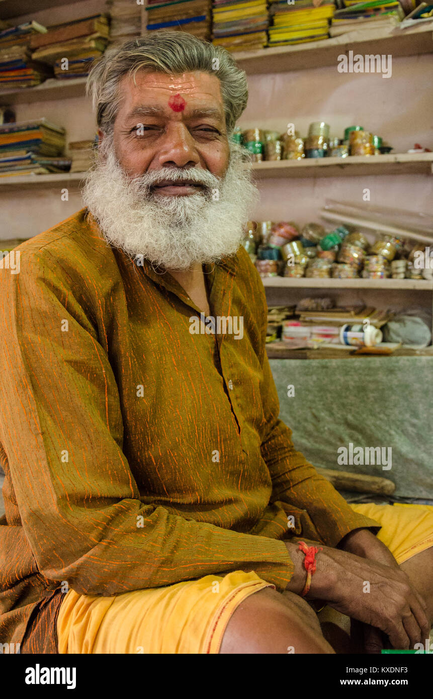 Porrtait eines Buches Verkäufer, Omkareshwar, Madhya Pradesh, Indien Stockfoto