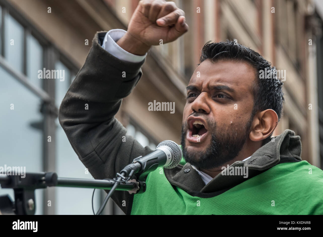 Shamiul Joarder der Freunde der Al-Aqsa auf Protest gegen die israelische Botschaft in London calleing für ein Ende der israelischen Besatzung und Unterdrückung. Stockfoto