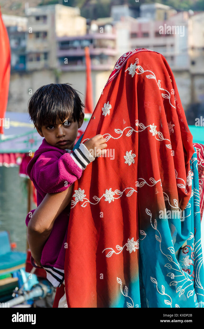 Mutter und Tochter, Omkareshwar, Indien Stockfoto