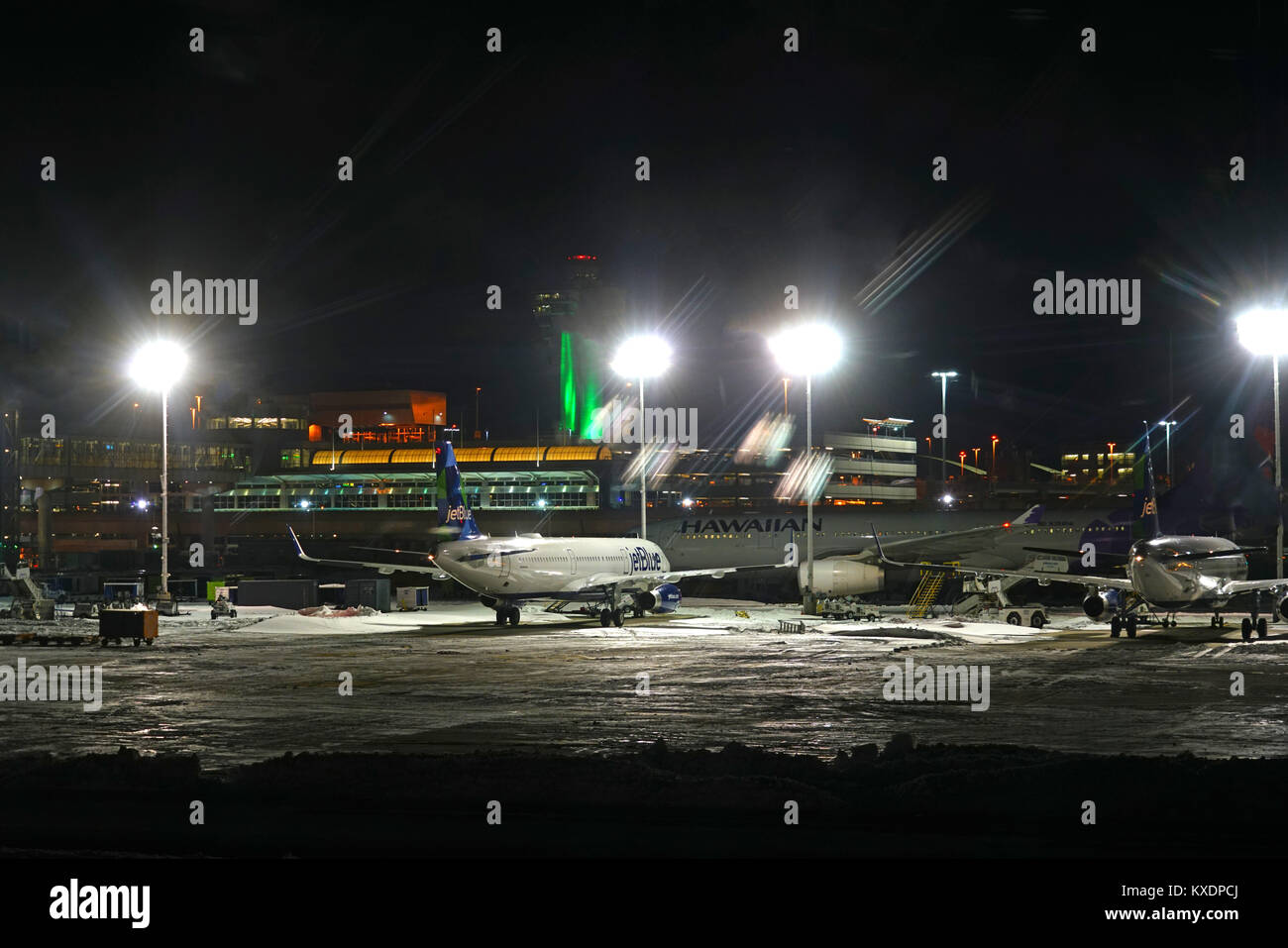 Nacht der Verwirrung und Verzögerungen am Flughafen John F. Kennedy (JFK) nach der Bombe cyclone Winter Schnee Sturm Grayson. Stockfoto