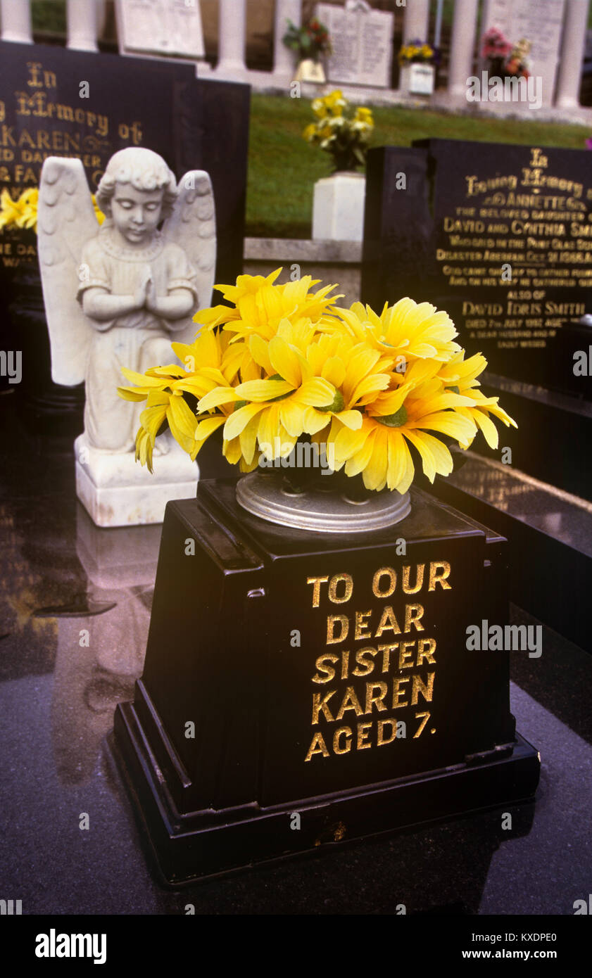 Großbritannien, Wales, Glamorgan, Aberfan, Friedhof Blumen Tribut an Disaster Denkmal für 7 Jahre alte Opfer Stockfoto