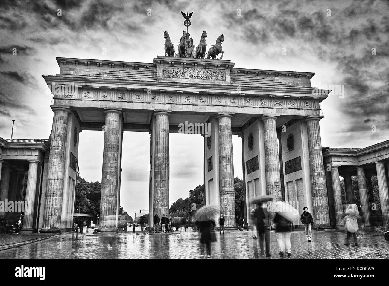 Berlin, Deutschland, 7. September/2017 Brandenburger Tor, suggestive winterliche Atmosphäre, Menschen zu Fuß vor dem Brandenburger Tor Stockfoto