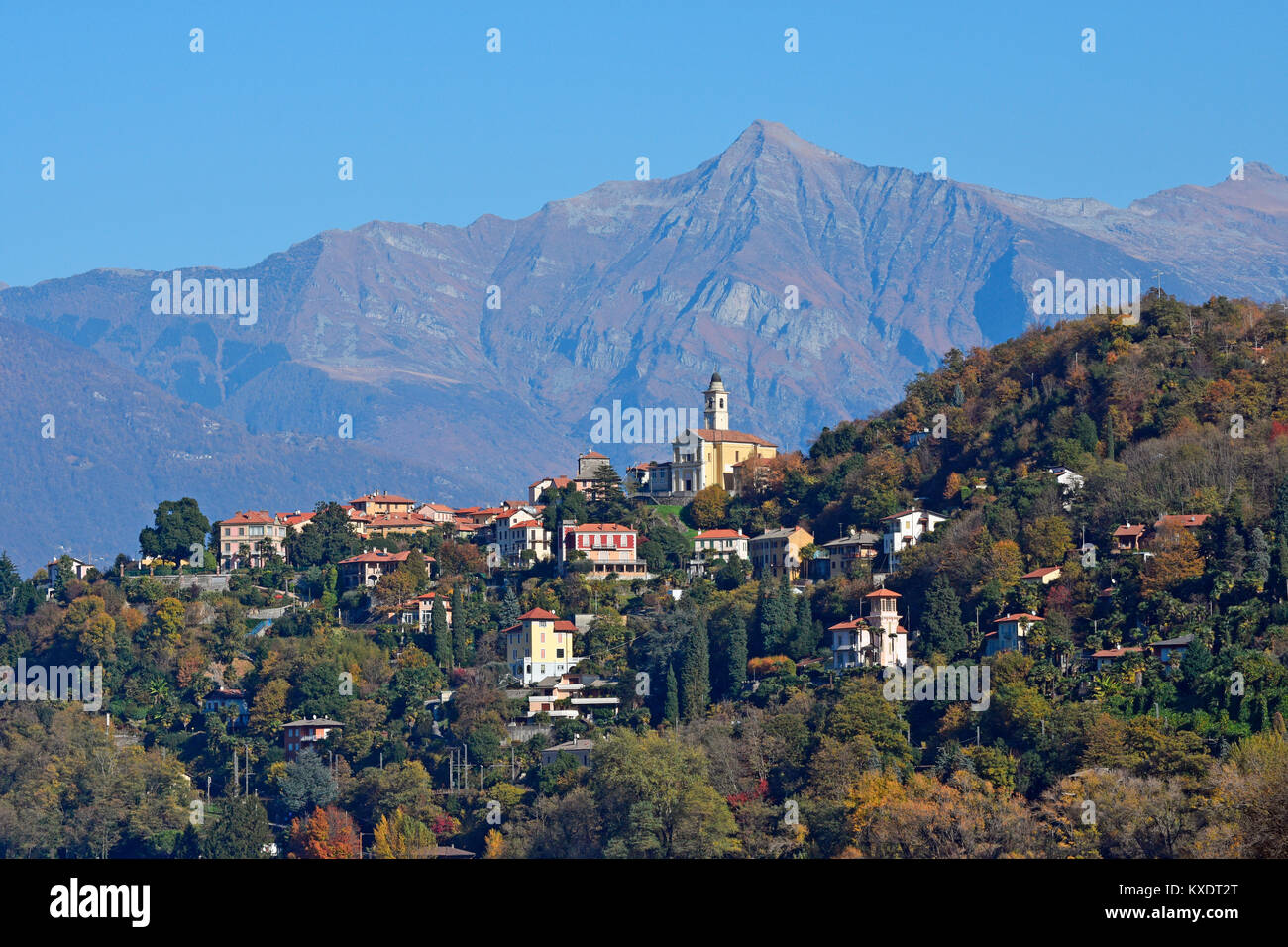 Die Stadt Pino sulla Sponda del Lago Maggiore und Gipfel Pizzo di Vogorno, Lombardei, Italien Stockfoto