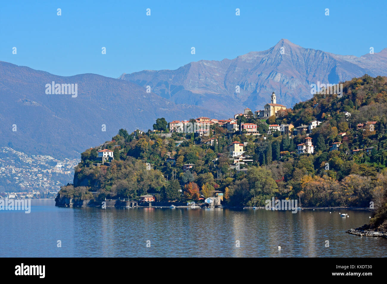 Die Stadt Pino sulla Sponda del Lago Maggiore und Gipfel Pizzo di Vogorno, Lombardei, Italien Stockfoto