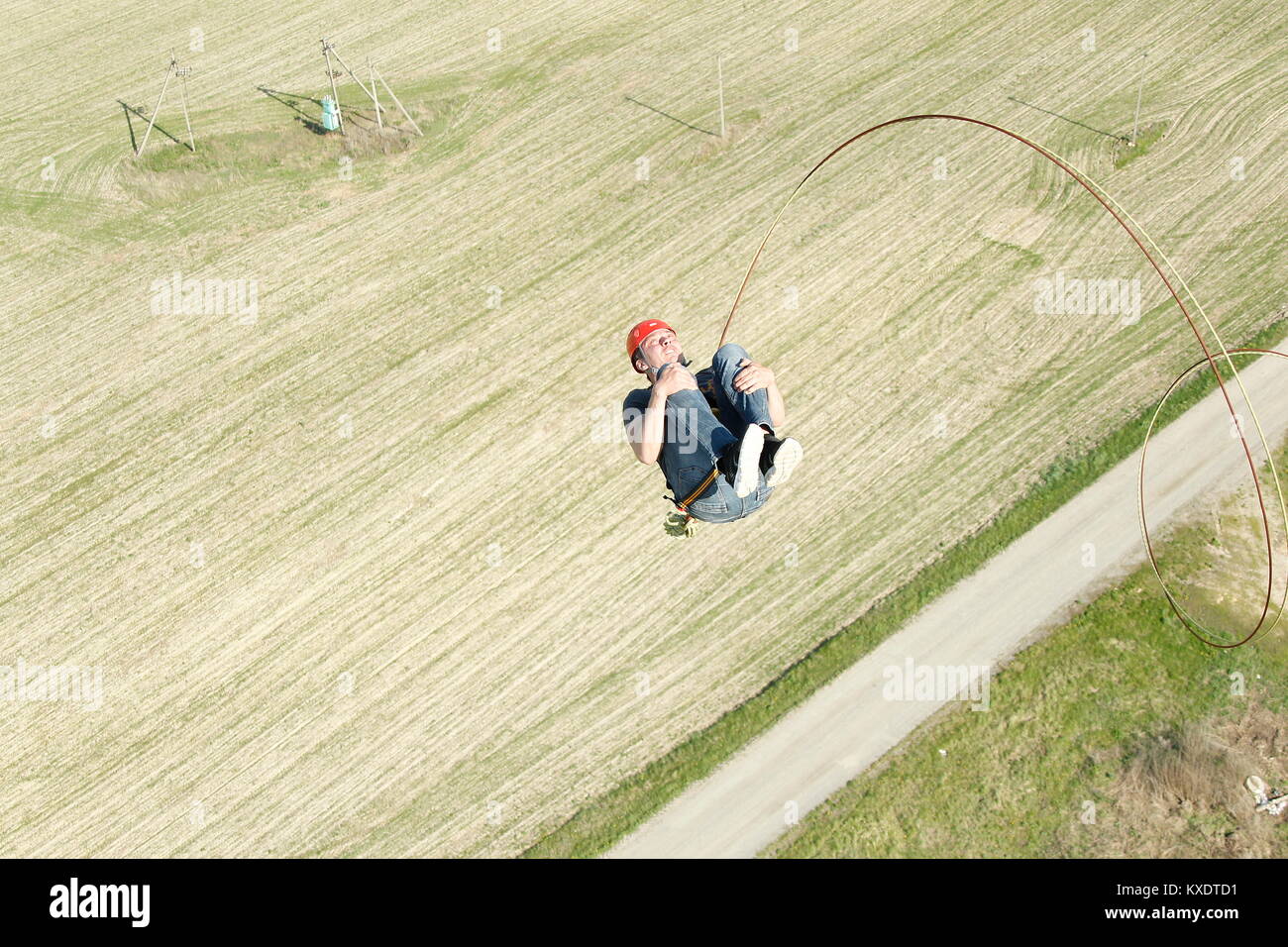 Belarus, Gomel, Mai 06, 2017 mit einem Seil springen. Extreme Menschen springen aus einer großen Höhe. Springen mit Seil. Flug nach unten auf das Seil. engagieren sich im ropejump Stockfoto
