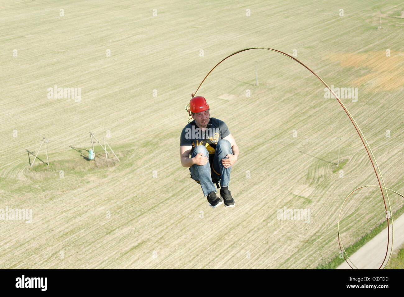 Belarus, Gomel, Mai 06, 2017 mit einem Seil springen. Extreme Menschen springen aus einer großen Höhe. Springen mit Seil. Flug nach unten auf das Seil. engagieren sich im ropejump Stockfoto