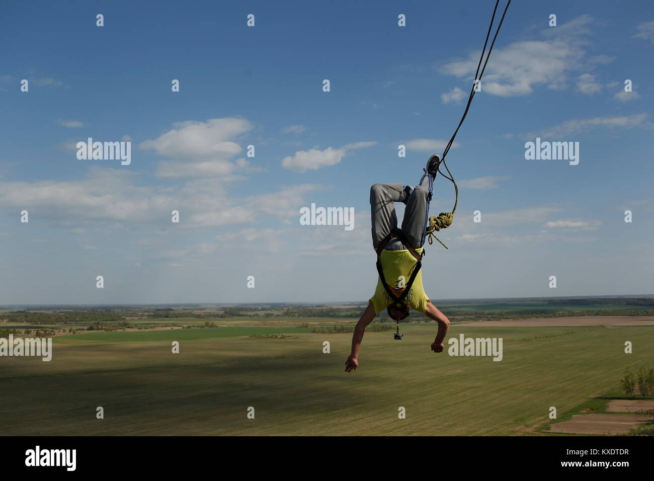 Belarus, Gomel, Mai 06, 2017 mit einem Seil springen. Extreme Menschen springen aus einer großen Höhe. Springen mit Seil. Flug nach unten auf das Seil. engagieren sich im ropejump Stockfoto