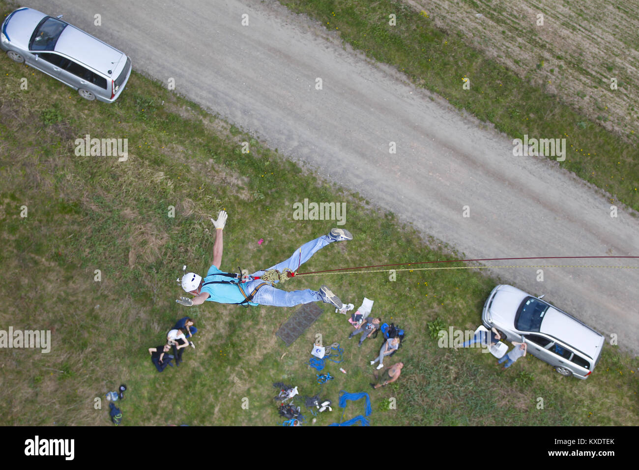 Belarus, Gomel, Mai 06, 2017 mit einem Seil springen. Extreme Menschen springen aus einer großen Höhe. Springen mit Seil. Flug nach unten auf das Seil. engagieren sich im ropejump Stockfoto