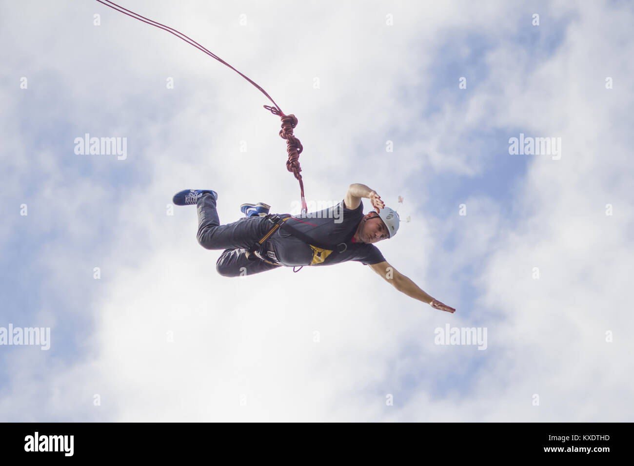 Belarus, Gomel, 06.Mai 2017. Mit einem Seil springen. Flug nach unten auf das Seil. engagieren sich im ropejumping. Gefährliche Hobbys Stockfoto