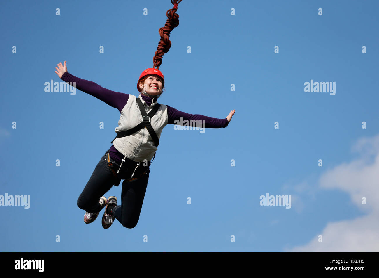 Belarus, Gomel, Mai 01, 2017 mit einem Seil springen. Fett Frau springen mit einer Seilschaft. verrücktes Hobby von einer älteren Frau Stockfoto