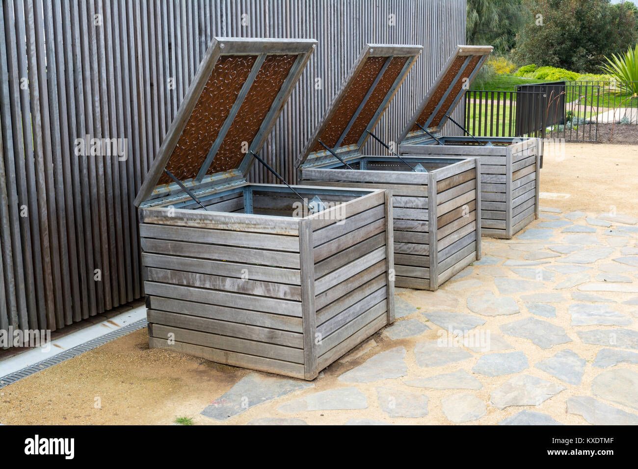 Drei hölzerne Mischungsortierfächer aufgereiht mit Deckel öffnen können verwendet werden. Stockfoto